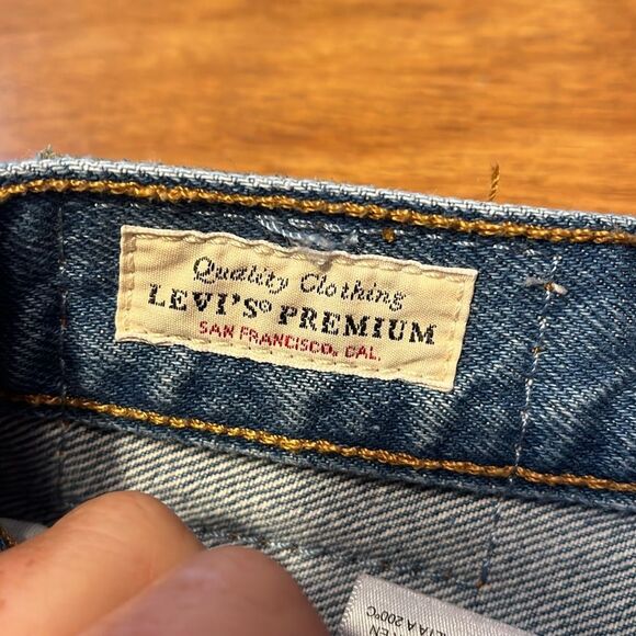 Levi's 501 Straight Ankle Cropped Jeans with Distressed Knee - Picture 2 of 9